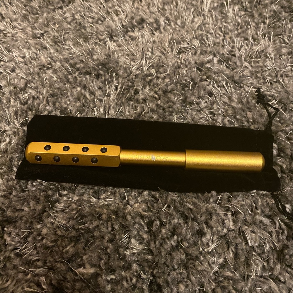 the glow stick by skin owl (facial roller)